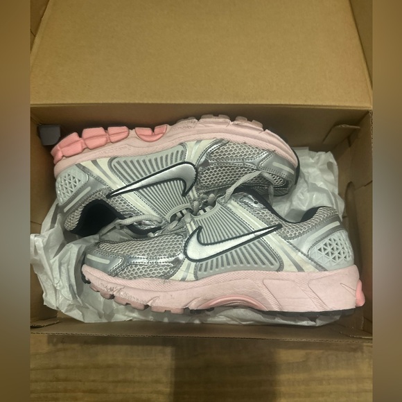 Nike Air Zoom Vomero 5 Sz Womens 8 Metallic Silver/Photon Dust/Pink Foam - Picture 3 of 9